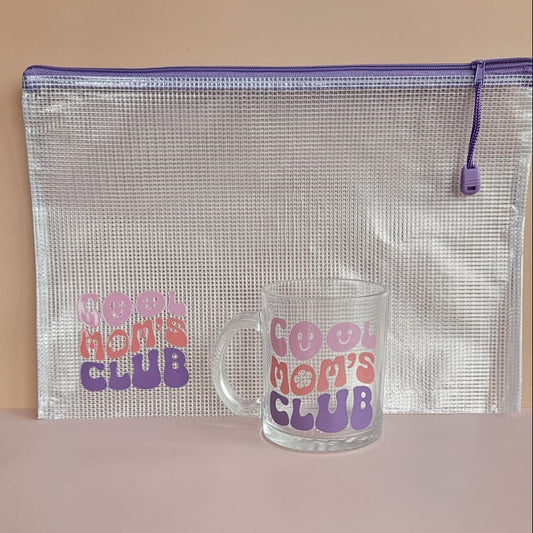 Set mit Glastasse und Mesh Tasche im Cool Moms Club Design – Geschenkidee für Mamas oder werdende Mütter
