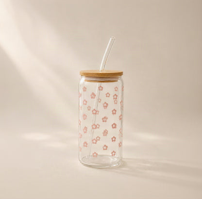Trinkglas mit kleinen rosa Blumen
