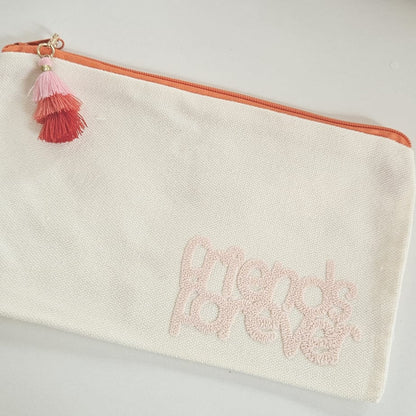 Cremefarbene Kosmetiktasche mit Friends Forever Design als Geschenk für beste Freundin und Self Care Accessoire.