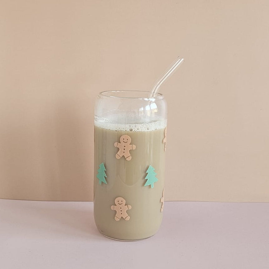 Trinkglas mit Gingerbread und Tannenbaum All-Over Design, Bambusdeckel & Glasstrohhalm – weihnachtliches Glas