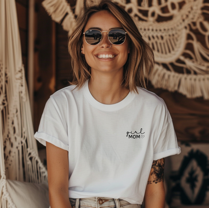 Girl Mom T-Shirt mit hochwertigem Druck aus 100 % Bio-Baumwolle – nachhaltiges Shirt für Mamas mit Tochter, liebevoll gestaltet & perfekt als Geschenk oder in einer Geschenkbox.