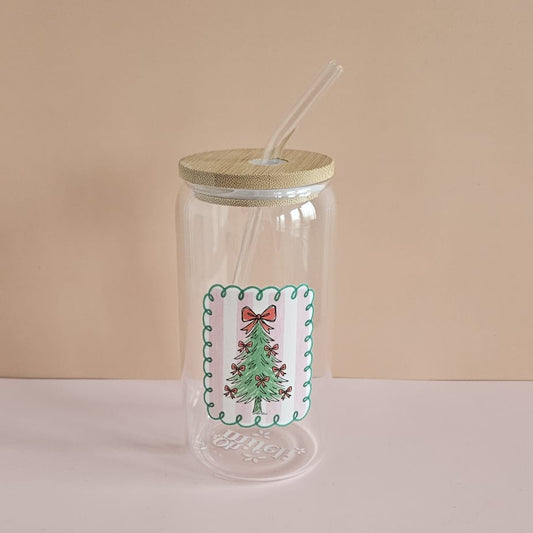 Trinkglas „Schleifen-Weihnachtsbaum“ mit UV-DTF Druck, Bambusdeckel und Glasstrohhalm, 500 ml – festliches Weihnachtsdesign