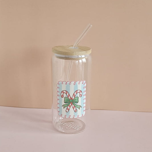 Trinkglas „Candy Cane Schleife“ mit UV-DTF Druck, Bambusdeckel und Glasstrohhalm, weihnachtliches Zuckerstangen-Design, 500 ml