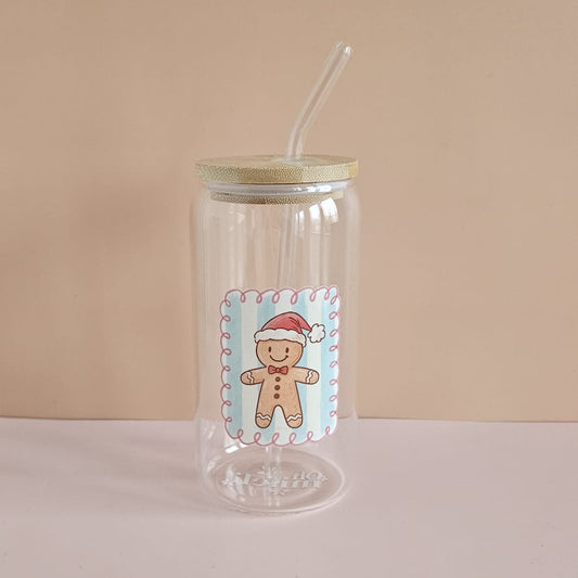 Trinkglas „Gingerbread Santa“ 500 ml mit UV-DTF Druck, Bambusdeckel & Glasstrohhalm – festliches Lebkuchen-Design