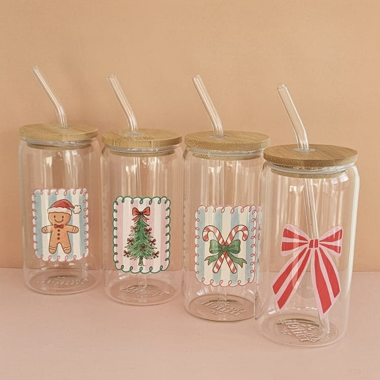 Weihnachtsglas Set – 2 Borosilikat Trinkgläser mit Christmas Motiven, Bambusdeckel & Glasstrohhalm