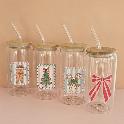 Weihnachtsglas Set – 2 Borosilikat Trinkgläser mit Christmas Motiven, Bambusdeckel & Glasstrohhalm