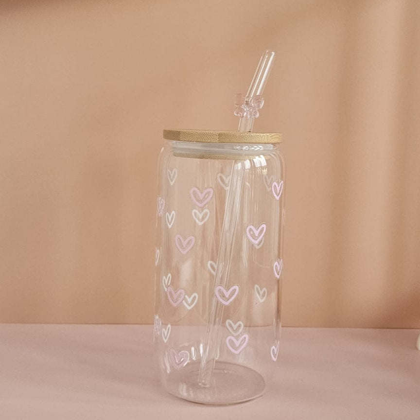 Herzen Trinkglas aus Borosilikatglas, UV‑DTF bedruckt, 500 ml, perfekt für Iced Coffee, Tee oder Smoothies.