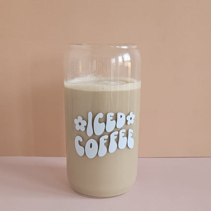 Iced Coffee Glas mit Babyblauem Schrift Design und Bambusdeckel
