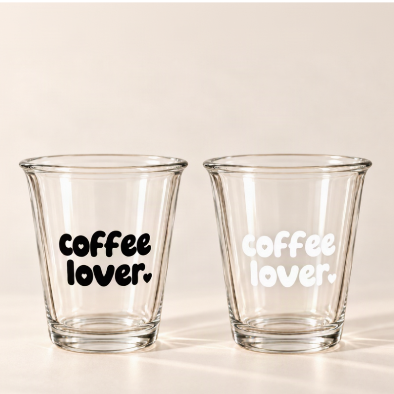 Coffee Lover Glas aus Klarglas mit weißem und schwarzem Aufdruck auf hellem Hintergrund