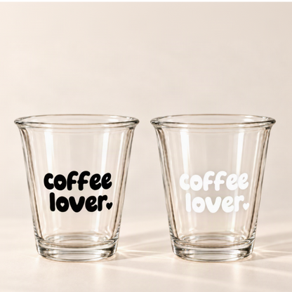 Coffee Lover Glas aus Klarglas mit weißem und schwarzem Aufdruck auf hellem Hintergrund