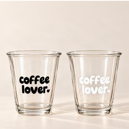 Coffee Lover Glas aus Klarglas mit weißem und schwarzem Aufdruck auf hellem Hintergrund