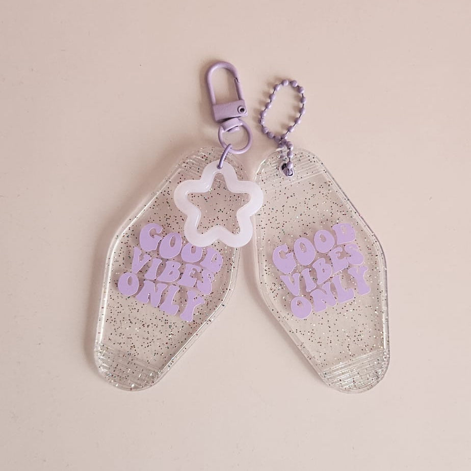 Schlüsselanhänger mit Schriftzug Good vibes only in rosa, süßer Anhänger für Tasche oder Schlüssel, Geschenkidee für Frauen