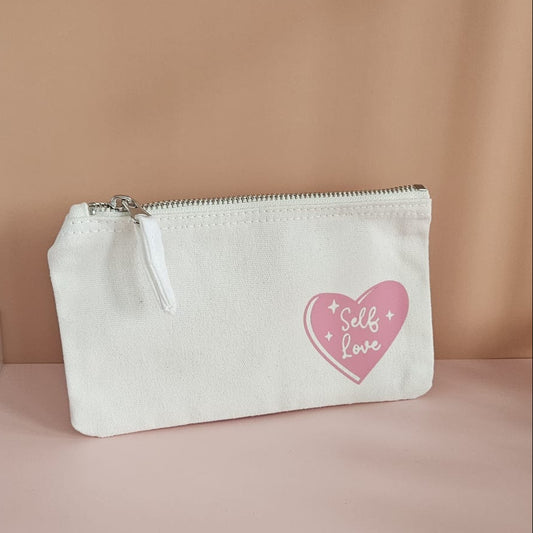 Self Love Täschchen/Kulturbeutel aus Bio-Baumwolle, ideal für Lippenbalsam, Haargummis oder kleine Alltagsutensilien.