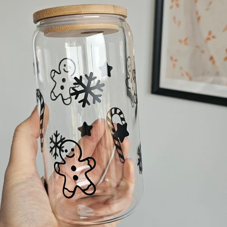 Weihnachtliches Trinkglas mit Gingerbread Lebkuchenmotiv, Schneeflocken und Candy Canes aus Borosilikatglas mit Bambusdeckel – 500ml Glas - Oh Mifeli