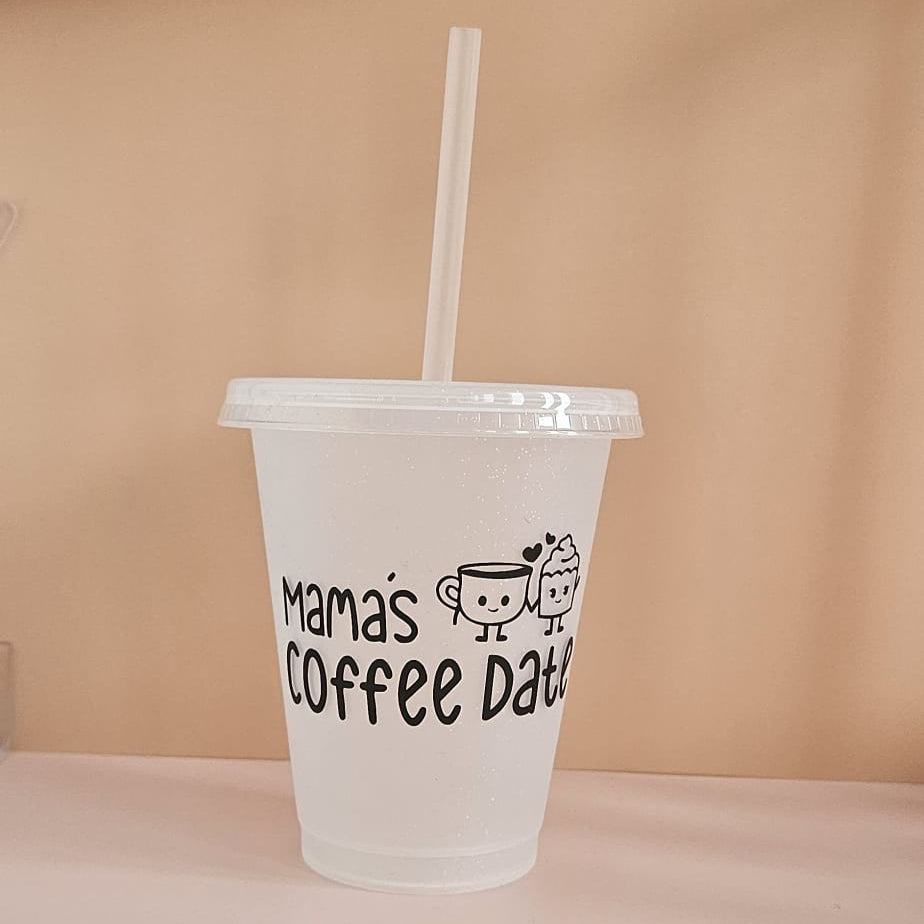 Mamas Coffee Date Trinkbecher 500 ml mit Glitzer, Strohhalm, handveredelt, perfekt für Wasser, Säfte oder Milch.