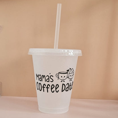 Mamas Coffee Date Trinkbecher 500 ml mit Glitzer, Strohhalm, handveredelt, perfekt für Wasser, Säfte oder Milch.