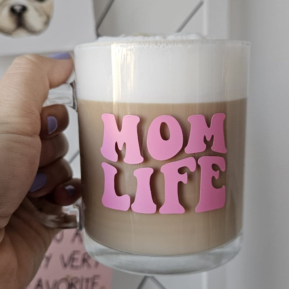Mom Life Tasse aus Glas mit pinkem Schriftzug und Latte – süße Mama Tasse für Coffee Lover