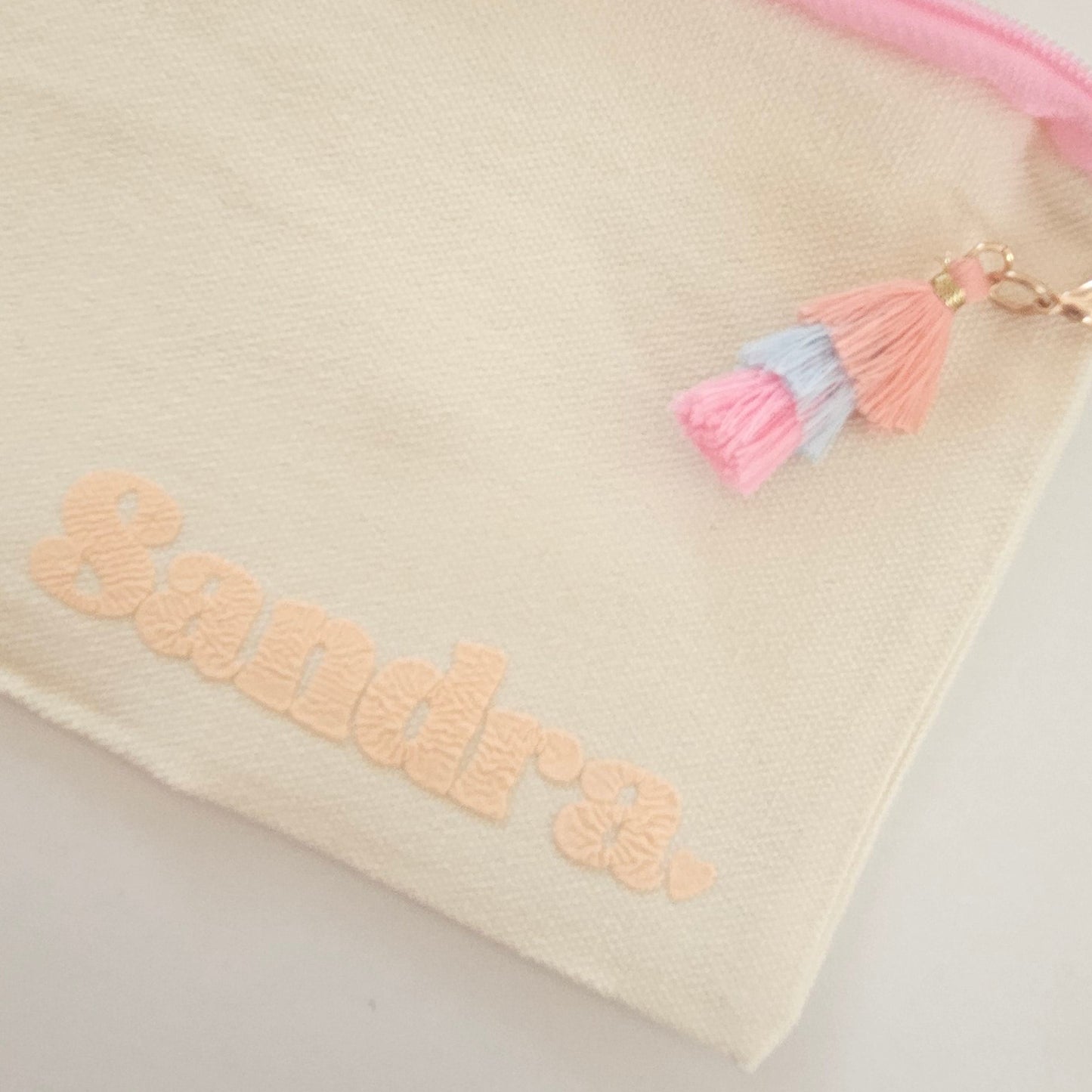 Cremefarbene Kosmetiktasche personalisierbar als Geschenk für beste Freundin und Self Care Accessoire