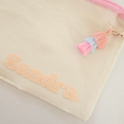 Cremefarbene Kosmetiktasche personalisierbar als Geschenk für beste Freundin und Self Care Accessoire