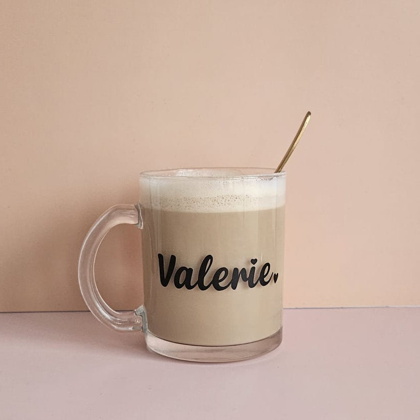 Glastasse mit Namen in Schriftstil verspielt mit Herz