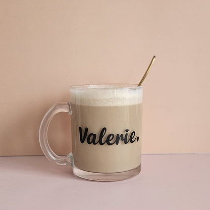 Glastasse mit Namen in Schriftstil verspielt mit Herz