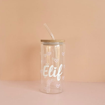 Personalisiertes Trinkglas mit Strohhalm und Holzdeckel, bedruckt mit dem Namen Elif und kleinen Herzmotiven.