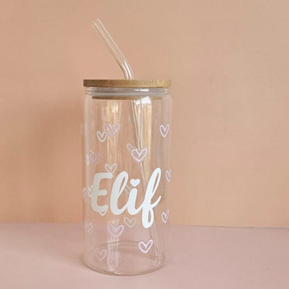 Personalisiertes Trinkglas mit Strohhalm und Holzdeckel, bedruckt mit dem Namen Elif und kleinen Herzmotiven.
