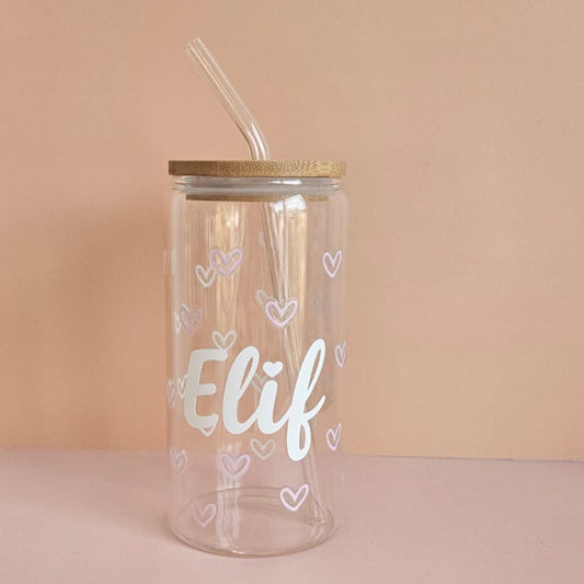 Personalisiertes Trinkglas mit Strohhalm und Holzdeckel, bedruckt mit dem Namen Elif und kleinen Herzmotiven.