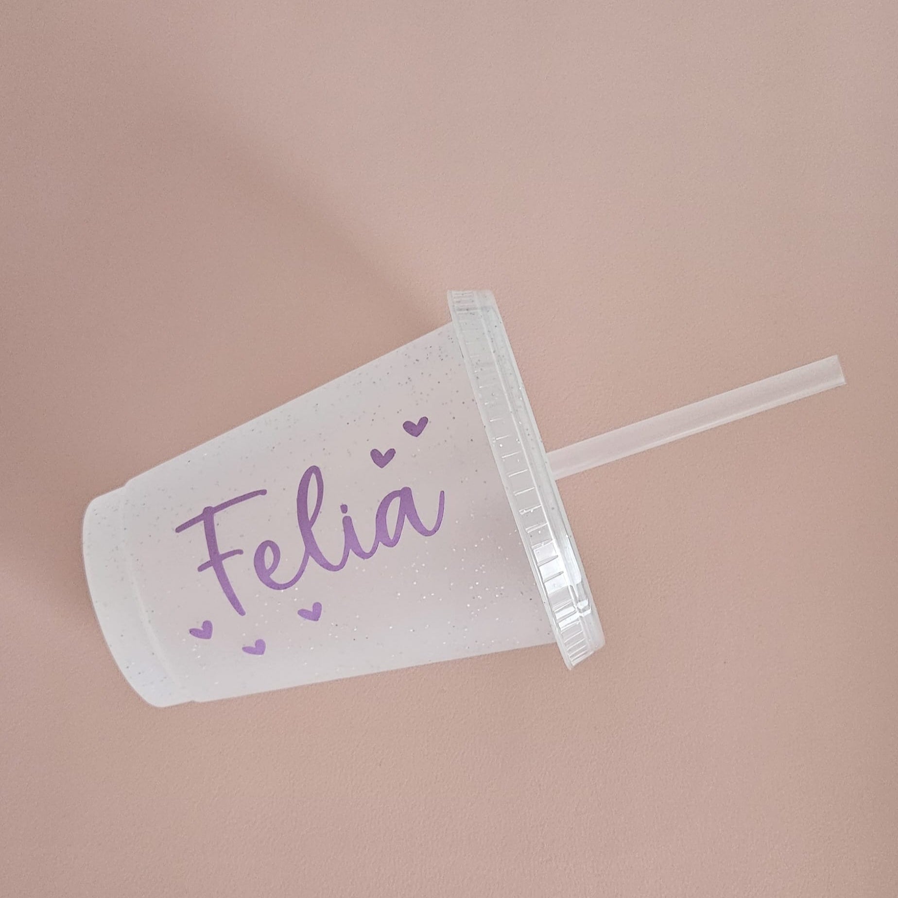 Stylischer Glitzer-Trinkbecher mit Strohhalm & Vinyl-Sticker. BPA-frei, 500 ml, ideal für Kinder, Schule & Alltag. Perfekt für Geschenkboxen.