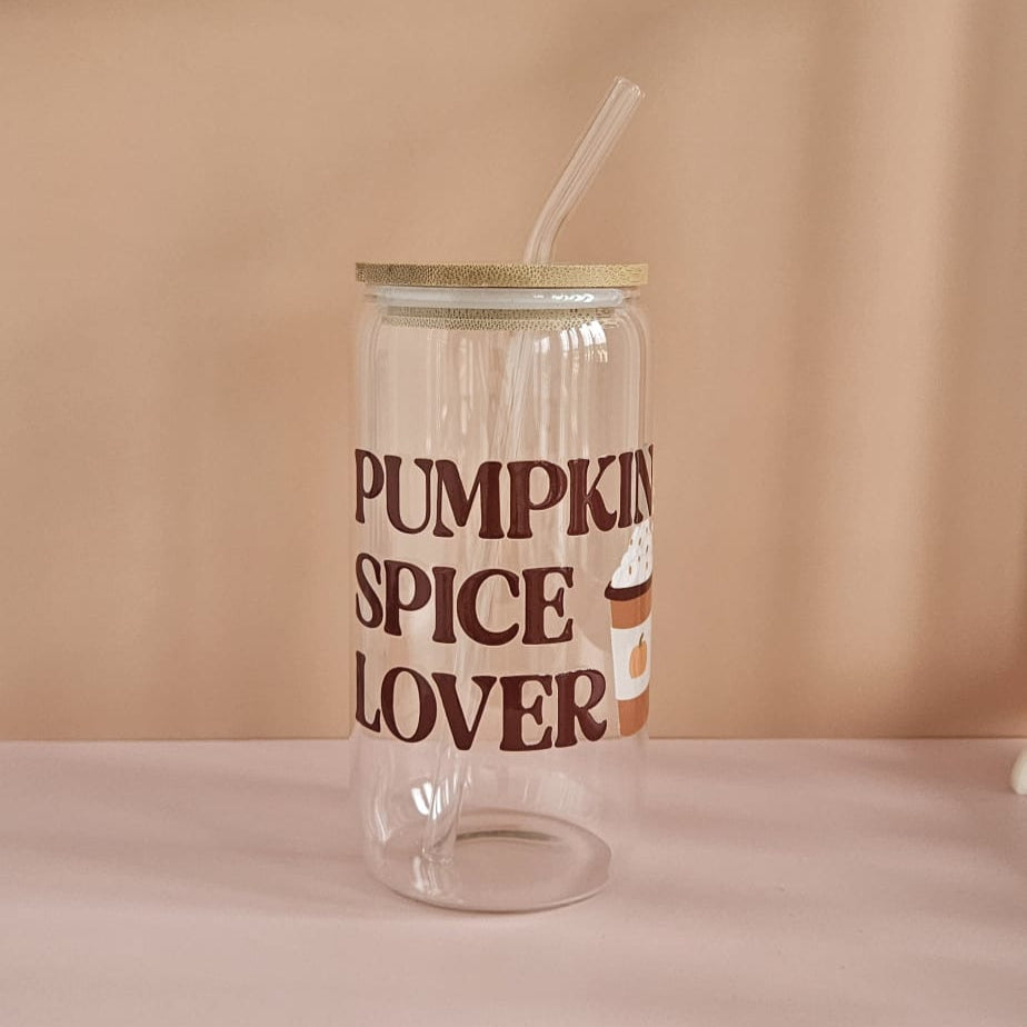 Pumpkin Spice Lover Trinkglas 500 ml aus Borosilikatglas, UV‑DTF bedruckt, perfekt für Kaffee, Latte, Tee oder Smoothies im Herbst.