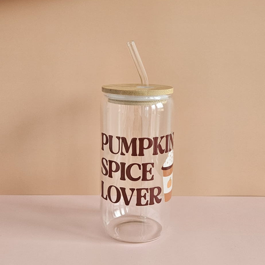 Pumpkin Spice Lover Trinkglas 500 ml aus Borosilikatglas, UV‑DTF bedruckt, perfekt für Kaffee, Latte, Tee oder Smoothies im Herbst.