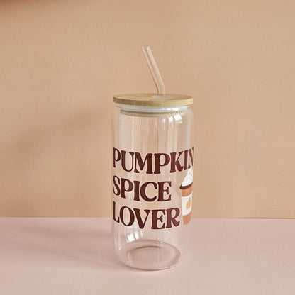 Pumpkin Spice Lover Trinkglas 500 ml aus Borosilikatglas, UV‑DTF bedruckt, perfekt für Kaffee, Latte, Tee oder Smoothies im Herbst.