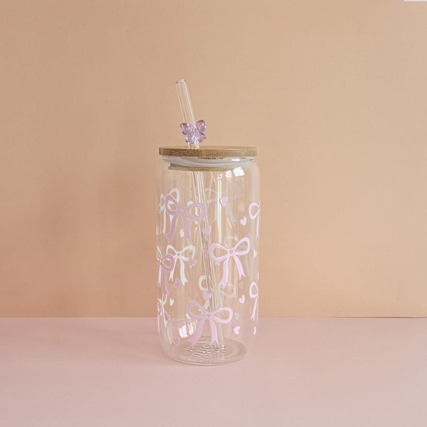 Trinkglas „Schleifen“ 500 ml mit Bambusdeckel und Glasstrohhalm, UV-DTF, Geschenk für Bow Fans