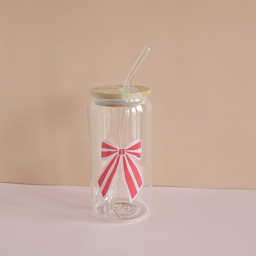 Trinkglas mit großer roter Schleife und Bambusdeckel – festliches Christmas Glas