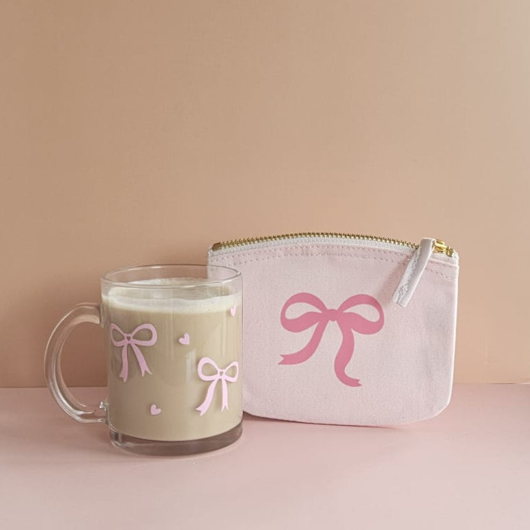 Schleifenset – Glastasse „Schleifen“ + kleines Täschchen, Geschenk für Mamas & Self-Care