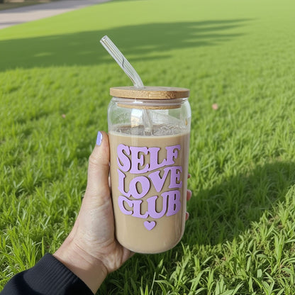 Self Love Club Iced Coffee Glas mit lila Schriftzug, Bambusdeckel und Glasstrohhalm – stylisches Trinkglas für Iced Coffee, Matcha oder Eistee.