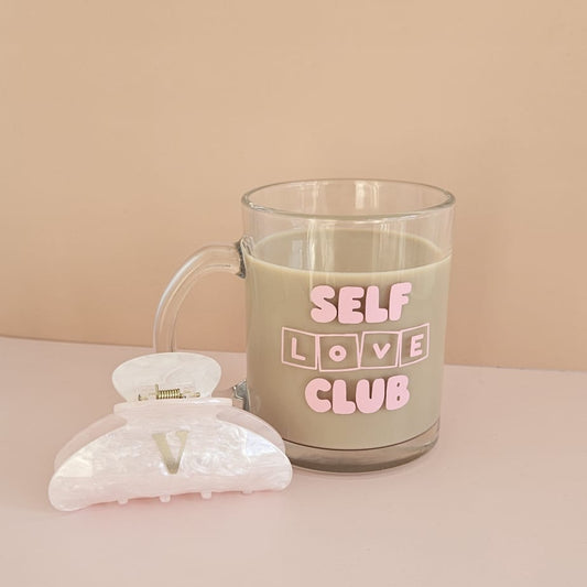 Self Love Club Set bestehend aus Glastasse mit Aufdruck und personalisierter Haarspange mit Wunschbuchstaben