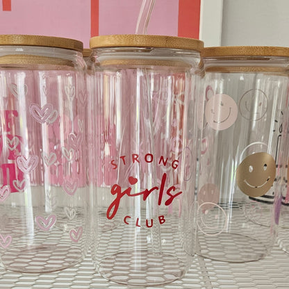 Trinkglas mit Glasstrohhalm und Aufdruck Strong Girls Club – Geschenkidee für Frauen und Mamas