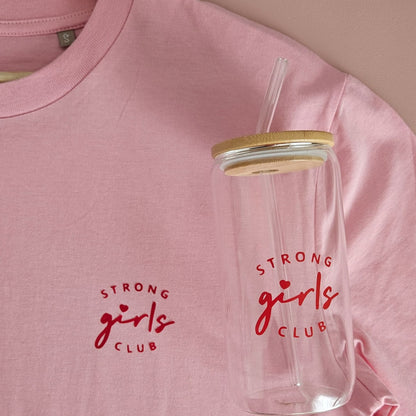 Strong Girls Club Set mit T-Shirt aus Bio-Baumwolle und Glas mit Glasstrohhalm – Geschenk für starke Frauen