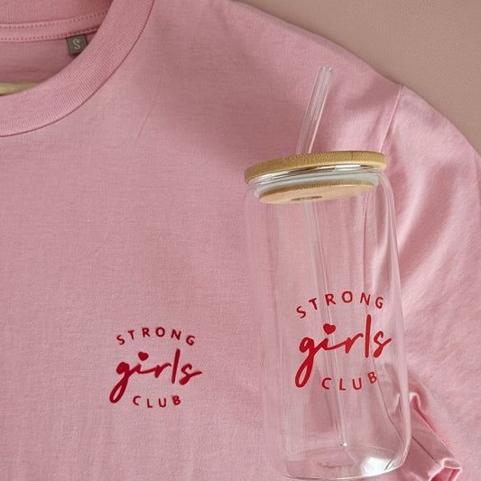 Strong Girls Club Set mit T-Shirt aus Bio-Baumwolle und Glas mit Glasstrohhalm – Geschenk für starke Frauen