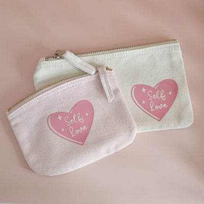 Self Love Täschchen/Kulturbeutel aus Bio-Baumwolle, ideal für Lippenbalsam, Haargummis oder kleine Alltagsutensilien.