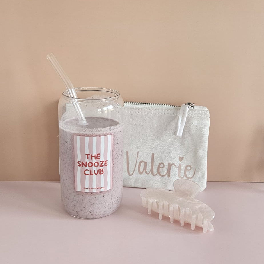 Trinkglas The Snooze Club 500ml mit Bambusdeckel und Glasstrohhalm von oh mifeli auf heller Unterlage