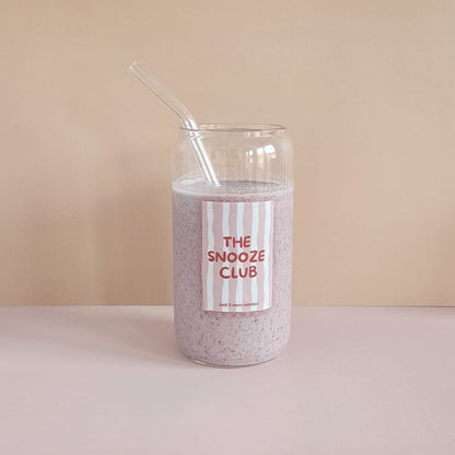 Trinkglas The Snooze Club 500ml mit Bambusdeckel und Glasstrohhalm von oh mifeli auf heller Unterlage