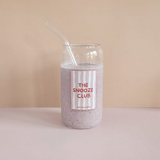 Trinkglas The Snooze Club 500ml mit Bambusdeckel und Glasstrohhalm von oh mifeli auf heller Unterlage