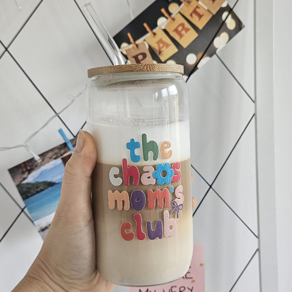Trinkglas The Chaos Moms Club mit Bambusdeckel und Glasstrohhalm 500ml – Mama Statement Glas von oh mifeli