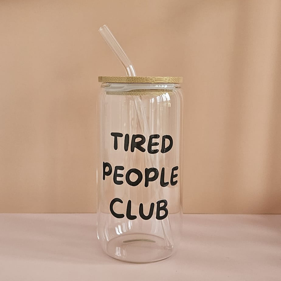 Tired People Club Trinkglas aus Borosilikatglas, UV‑DTF bedruckt, 500 ml, perfekt für Iced Coffee, Tee oder Smoothies.