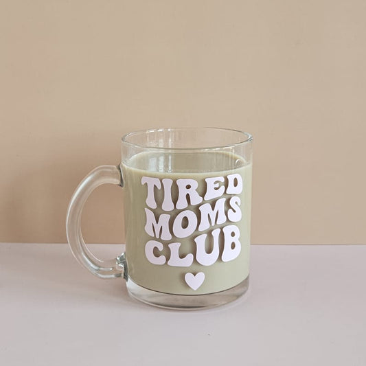 Tired Moms Club Glas Tasse mit weißem Schriftzug – stylischer Glasbecher für Kaffee, Cappuccino oder Latte.