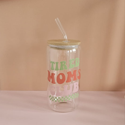 Tired People Club Trinkglas aus Borosilikatglas, UV‑DTF bedruckt, 500 ml, perfekt für Iced Coffee, Tee oder Smoothies.