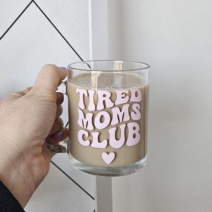 Tired Moms Club Glas Tasse mit weißem Schriftzug – stylischer Glasbecher für Kaffee, Cappuccino oder Latte.
