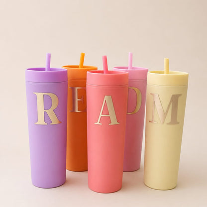 Pastellfarbener Trinkbecher mit personalisierter Initiale und Strohhalm als individuelles Geschenk für Frauen und Mädchen.